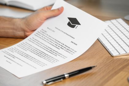 Comment mettre en avant ses atouts dans une lettre de motivation pour une école de commerce ?